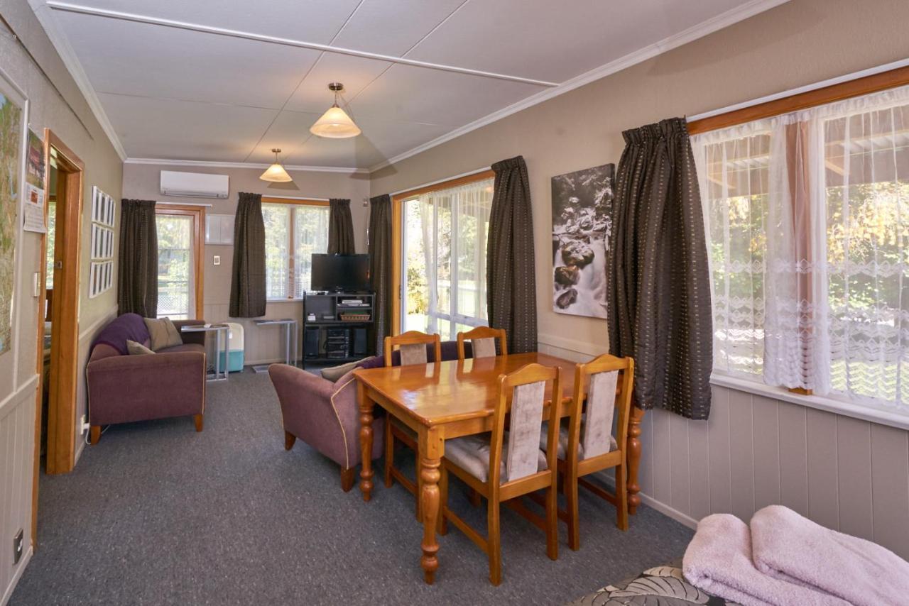 Accommodation Fiordland The Bach - One Bedroom Cottage At 226B Milford Road Те Анау Екстериор снимка